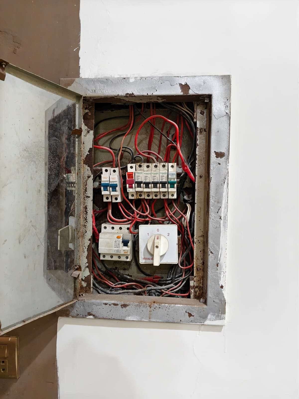 Rusted, disorganised DB box: First floor, main distribution box